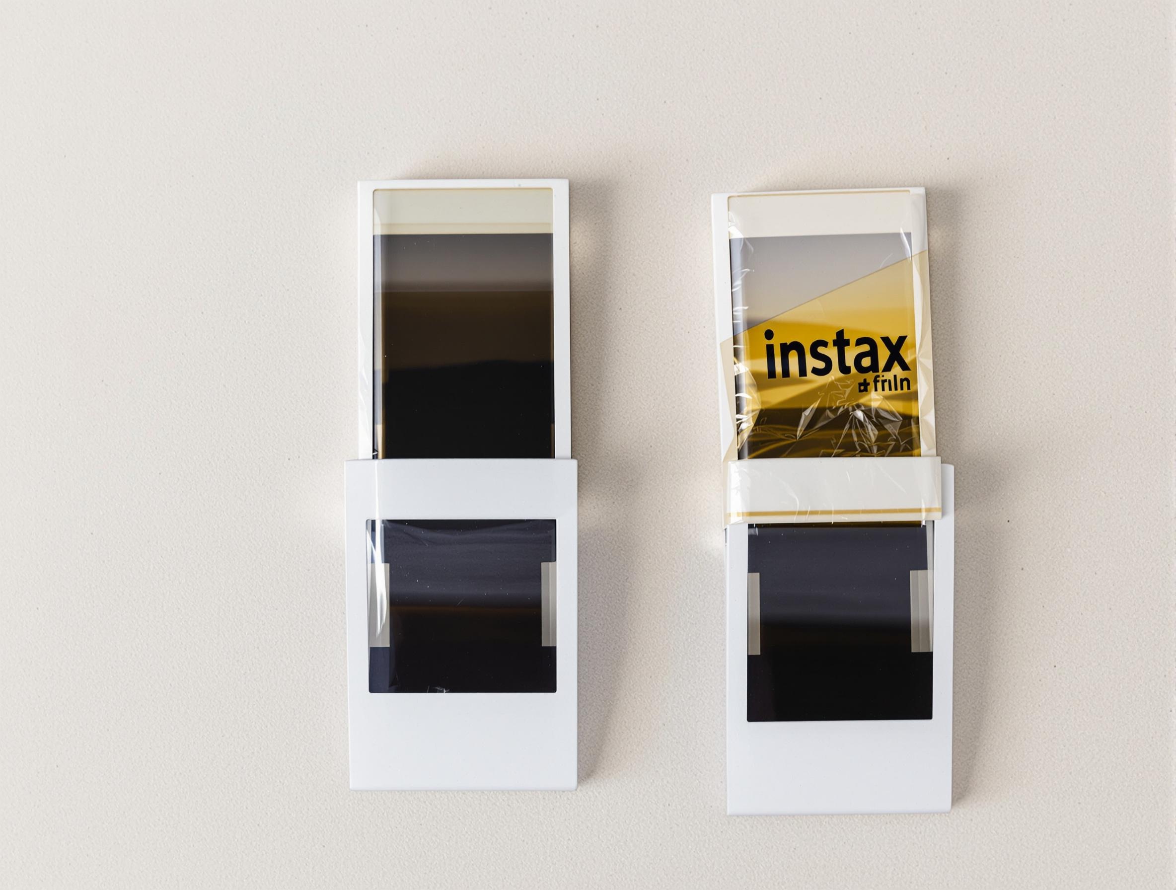 Comparaison entre deux packs de films Instax – neuf vs suspect